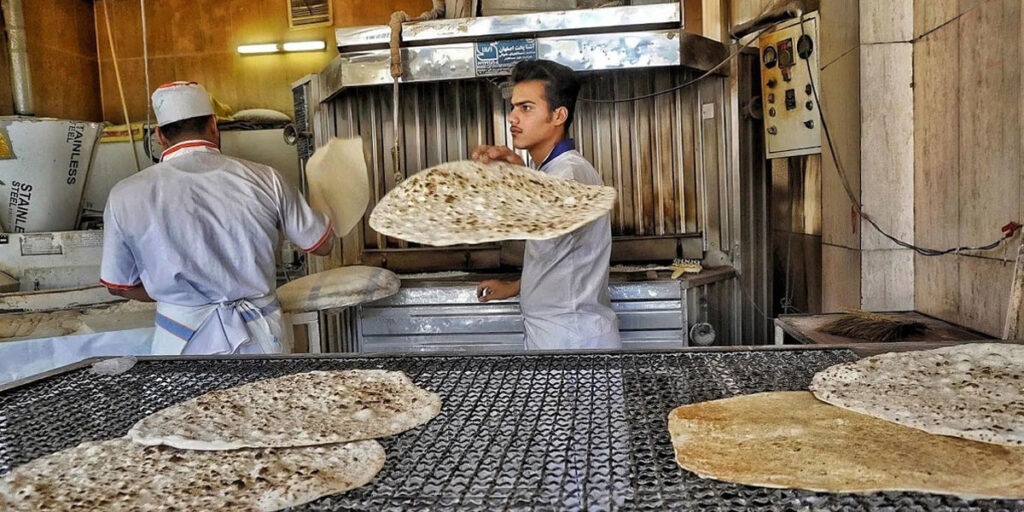 این تصویر تنور نان تافتون نانوایی است